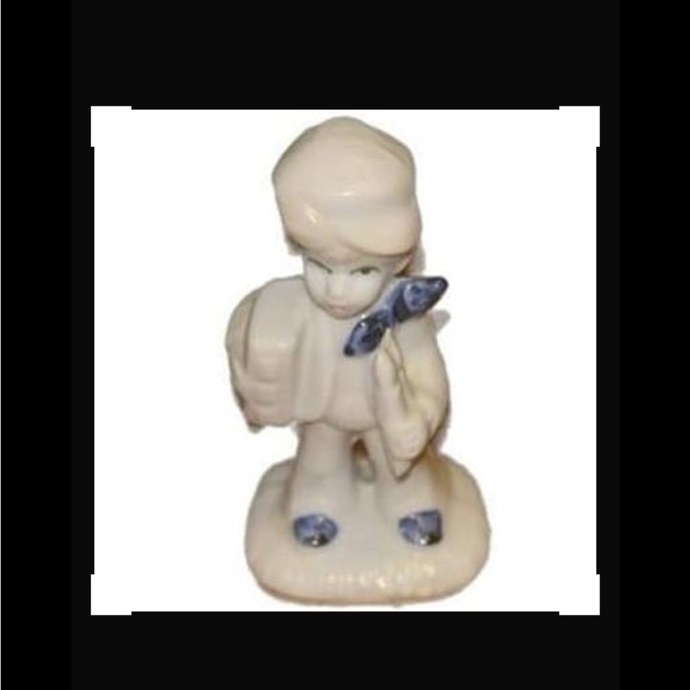 Source‎ Unknown Cream and Blue Figurine
